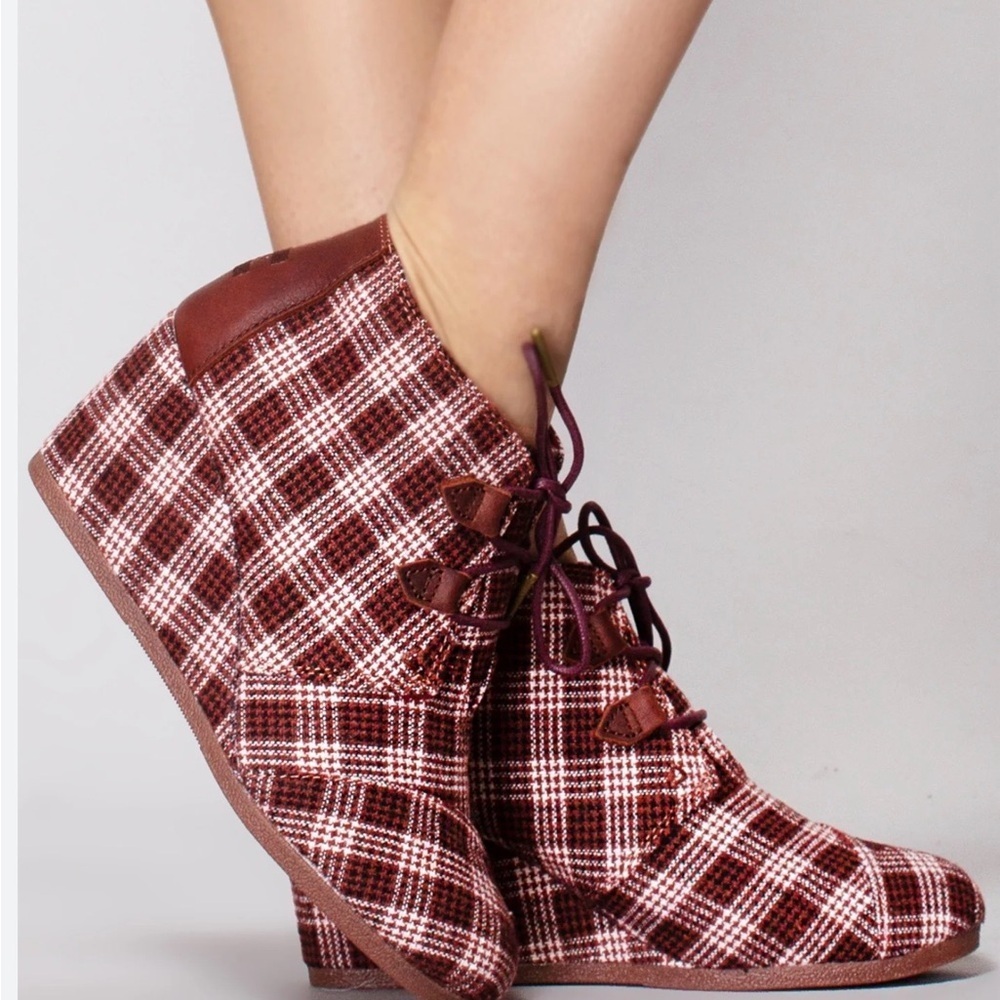 Toms KALA Burgundy Plaid Wedge Boots, new no tag or box, size 7.5
